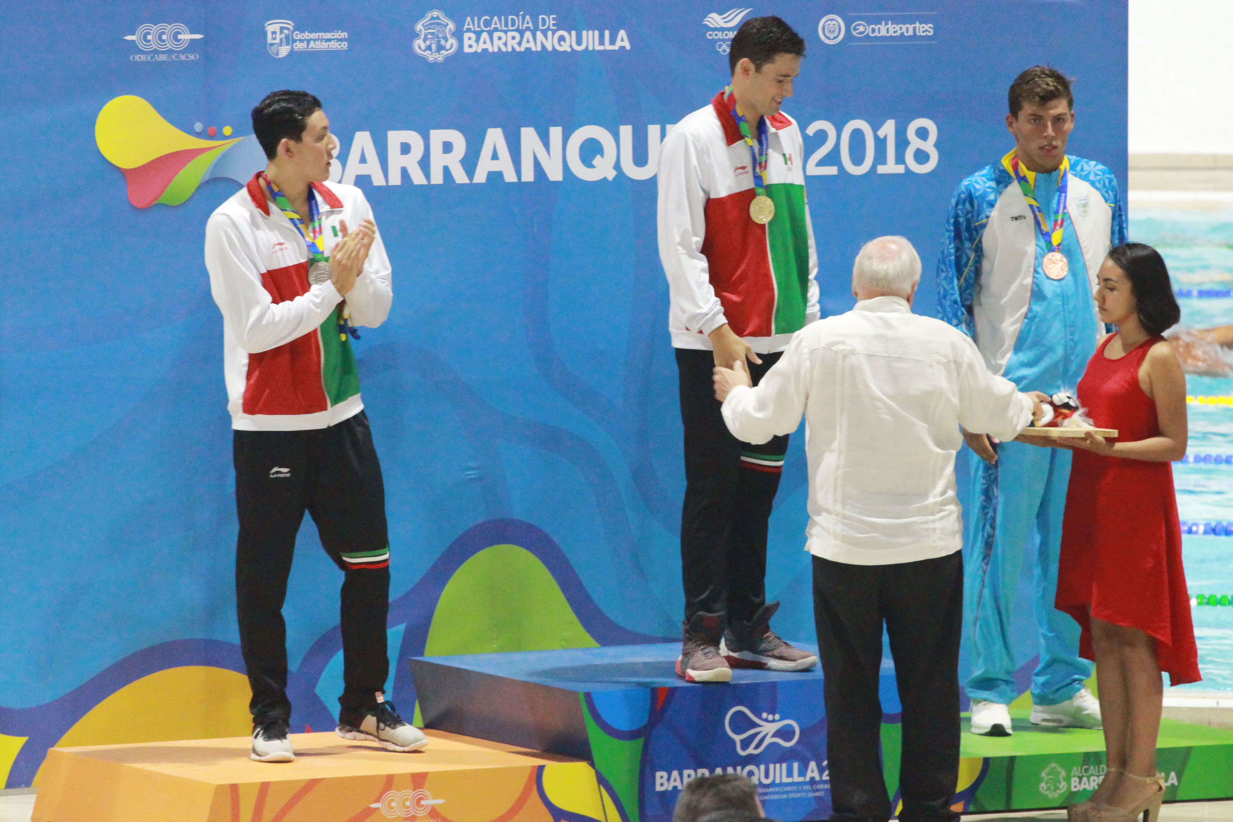 Continuarán medallas para nadadores